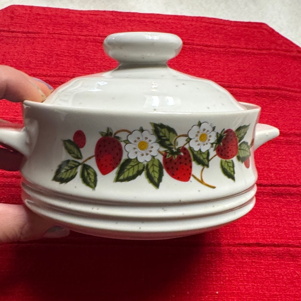 Sheffield Strawberry Pattern Ceramic Casserole Dish